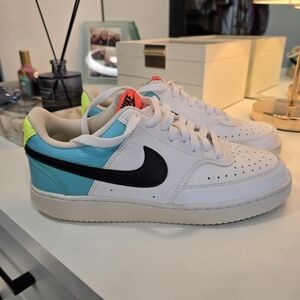 Women's Court Vision Low Sneaker US Sz 8.5